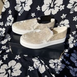 Forever 21 Ivory Velvet Slip On Shoes Size 7